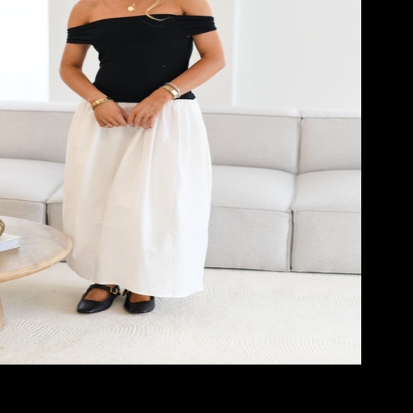 Off Shoulder Dress in classic white and black - Picture 5 of 5